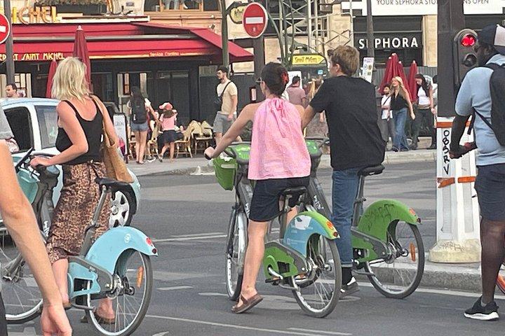 パリの驚異を駆け抜けるプライベート電動自転車