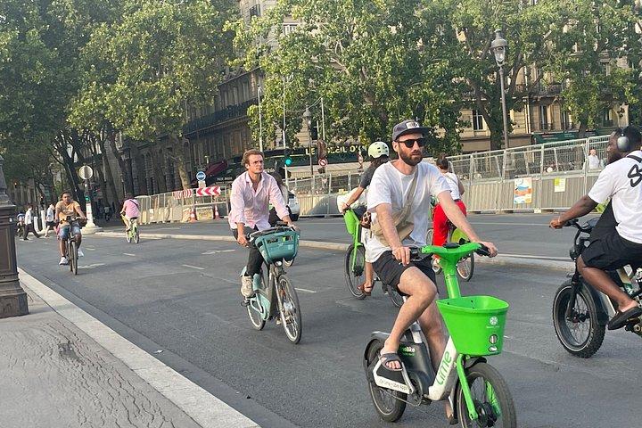 パリの驚異を駆け抜けるプライベート電動自転車