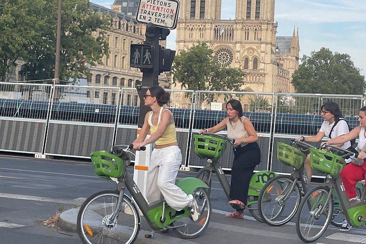 パリの驚異を駆け抜けるプライベート電動自転車