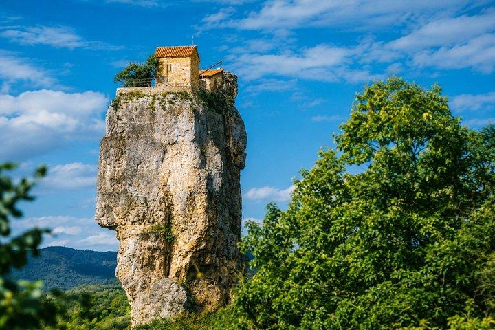 Katskhi Pillar Chiatura och Mgvimevi klostertur från Kutaisi