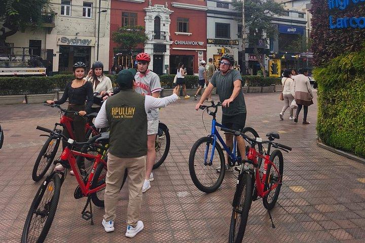 ミラフローレス&バランコを巡るプライベートバイクツアー