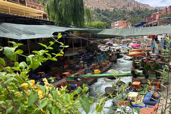 Marrakech: cascata dell'Ourika, montagne dell'Atlante, guida e pranzo sul fiume.