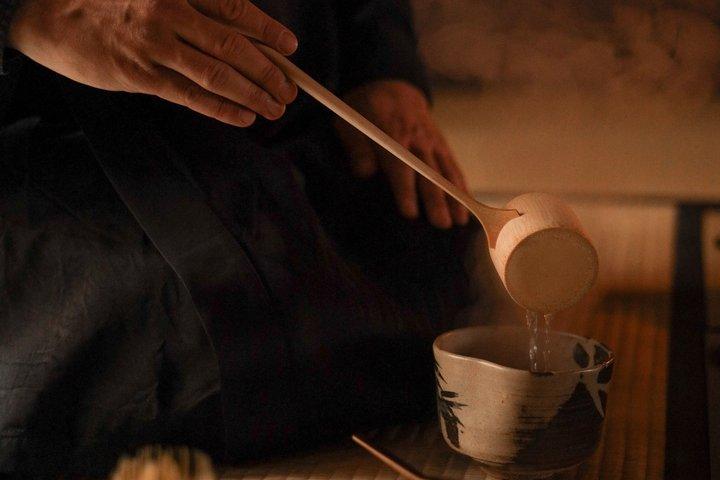 Une cérémonie du thé aux chandelles dans une maison de ville centenaire de Kyoto.