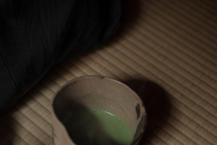 Une cérémonie du thé aux chandelles dans une maison de ville centenaire de Kyoto.
