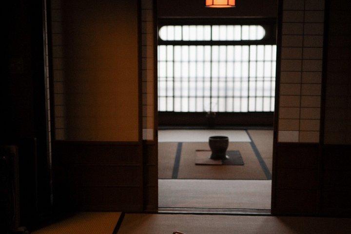 築100年の京都の町家でろうそくを灯す茶会。