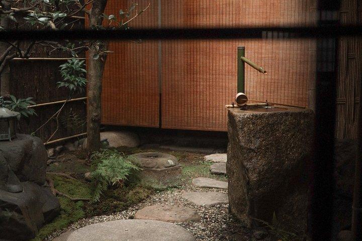 築100年の京都の町家でろうそくを灯す茶会。