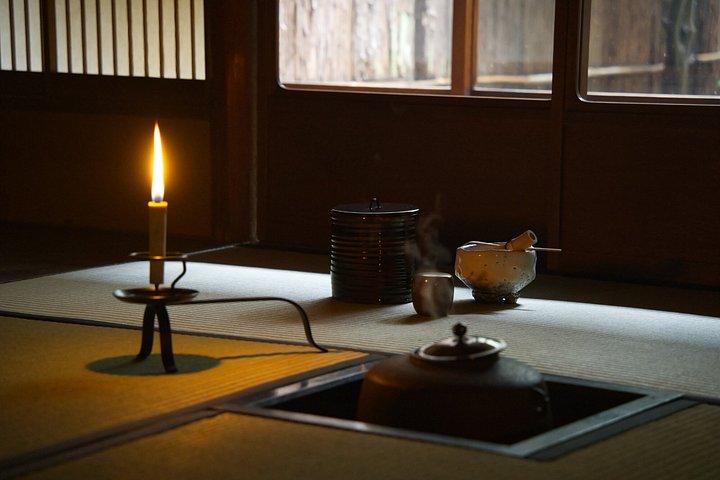 築100年の京都の町家でろうそくを灯す茶会。