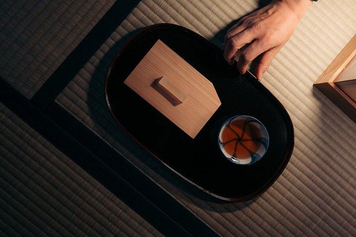 築100年の京都の町家でろうそくを灯す茶会。