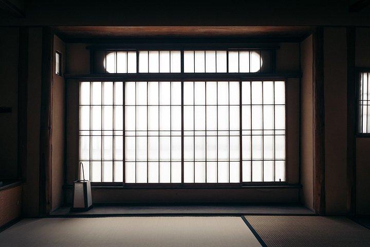 築100年の京都の町家でろうそくを灯す茶会。