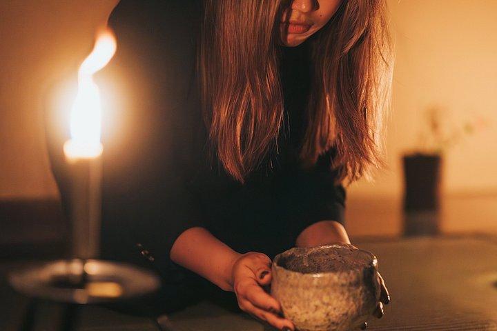 築100年の京都の町家でろうそくを灯す茶会。
