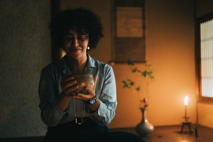 築100年の京都の町家でろうそくを灯す茶会。