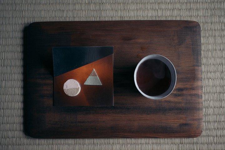 築100年の京都の町家でろうそくを灯す茶会。