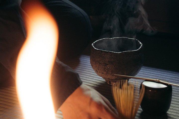 築100年の京都の町家でろうそくを灯す茶会。