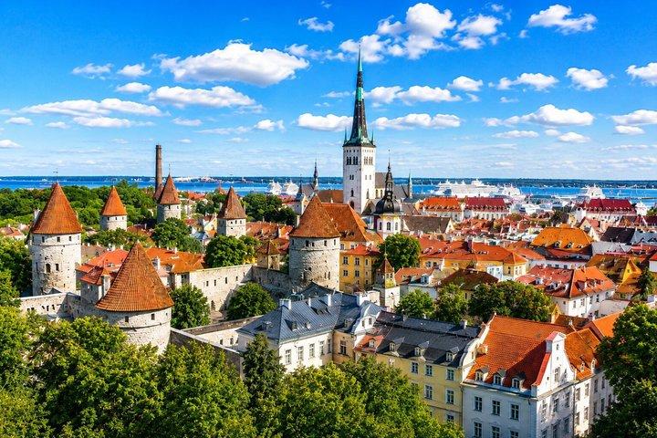 ビジネスラウンジと豪華なビュッフェでタリンへ贅沢な日帰り旅行