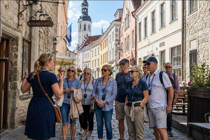 ビジネスラウンジと豪華なビュッフェでタリンへ贅沢な日帰り旅行