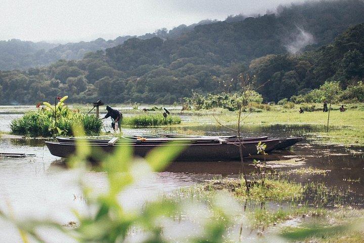 ムンドゥクツインレイクジャングルトレッキング＆聖なる森の寺院＆カヌー