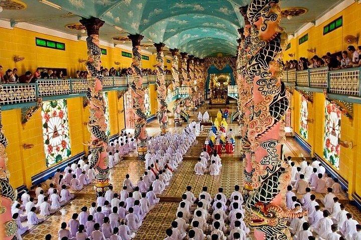 ホーチミン発：クチトンネルとカオダイ寺院1日ツアー