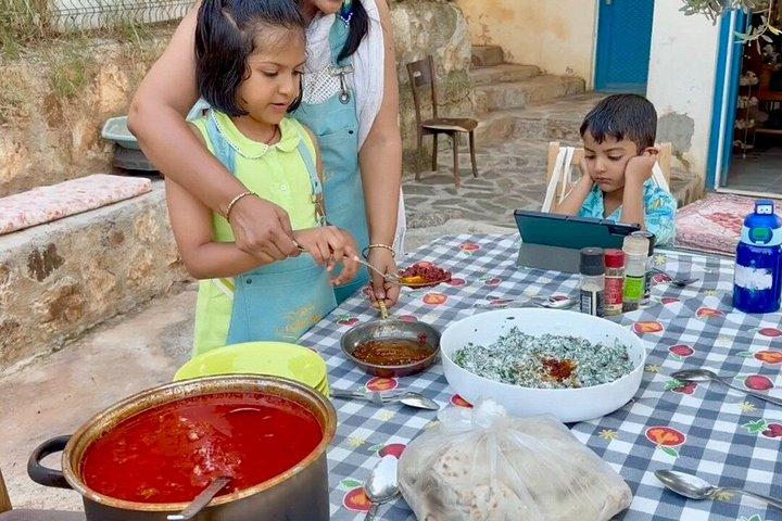 フェティエでトルコの伝統料理を火で焼く