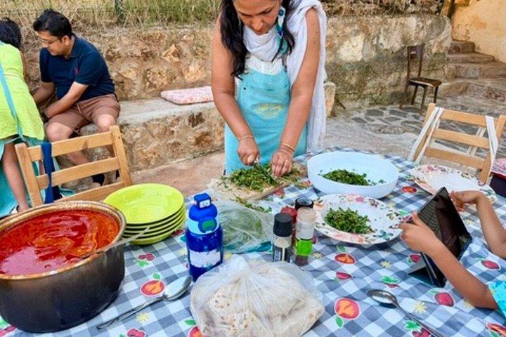 フェティエでトルコの伝統料理を火で焼く