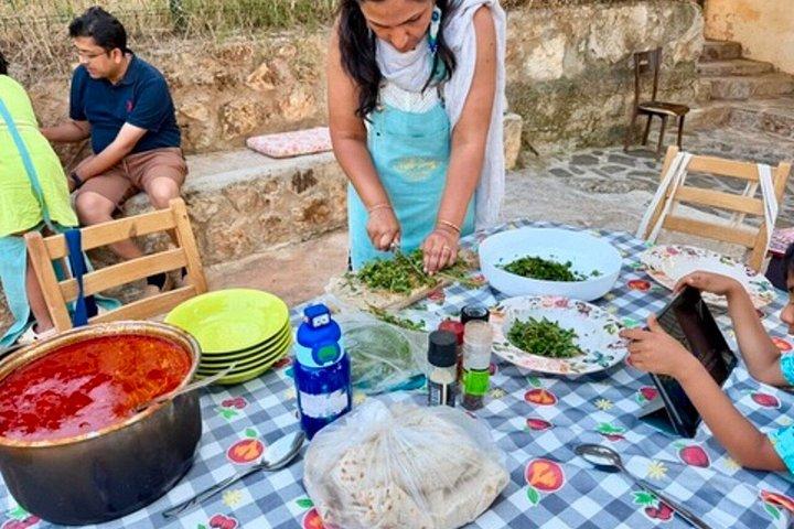 フェティエでトルコの伝統料理を火で焼く