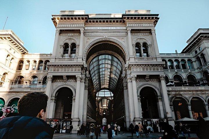 ミラノ市内散策ガイド付き、大聖堂入口付き