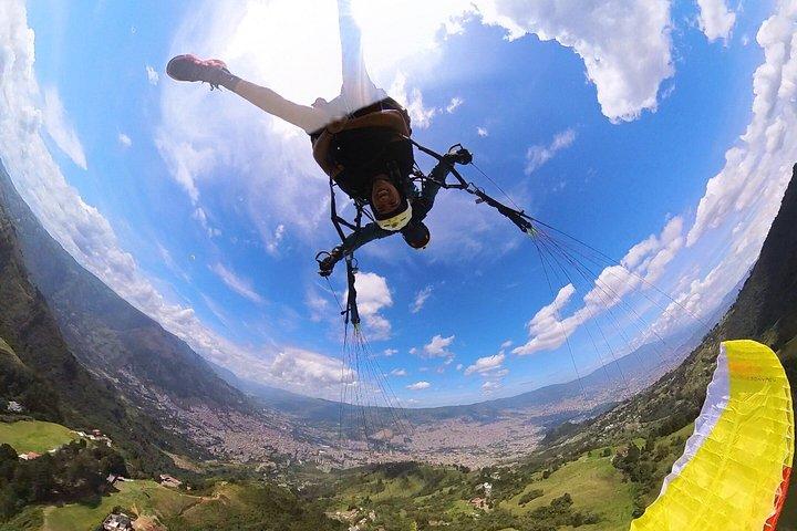 Paraglidingflyvning i Medellin