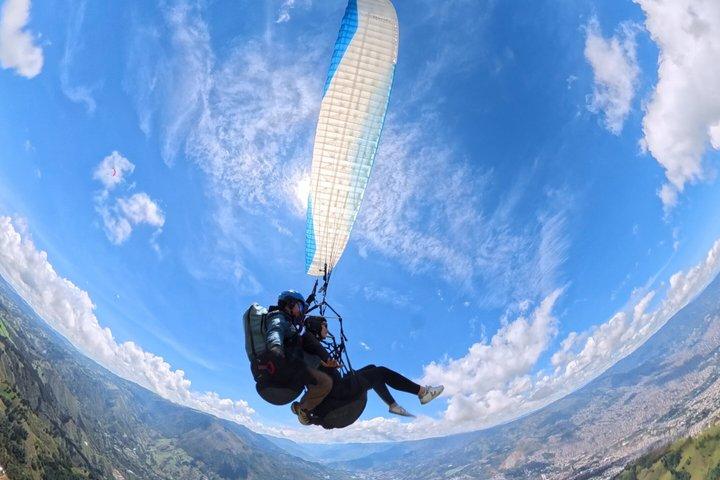Paraglidingflyvning i Medellin
