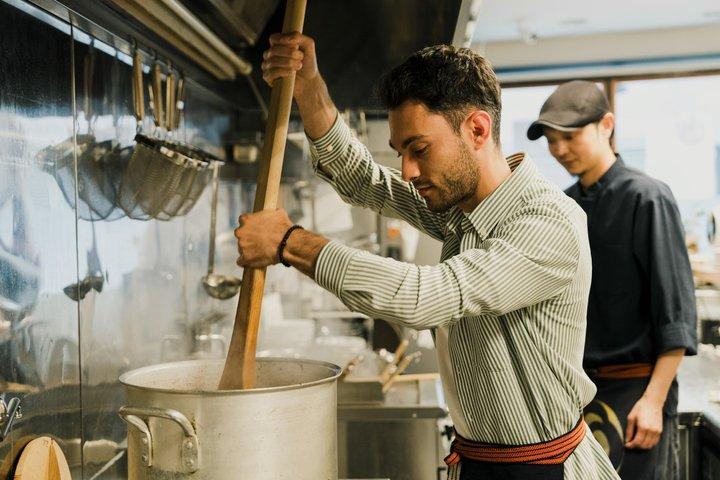 Hænder på Ramen suppe