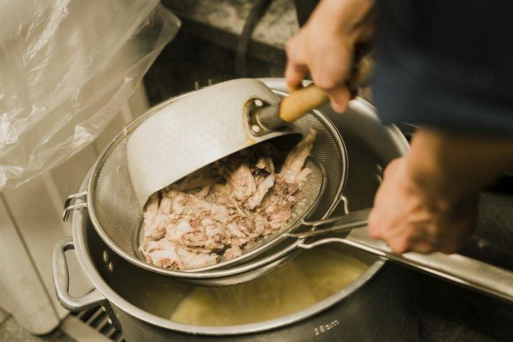 Hænder på Ramen suppe