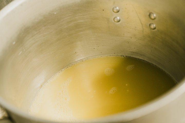 Hænder på Ramen suppe