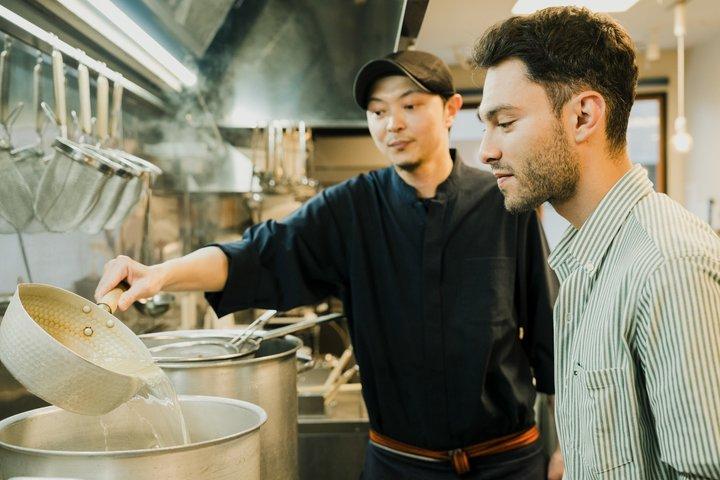 Hænder på Ramen suppe