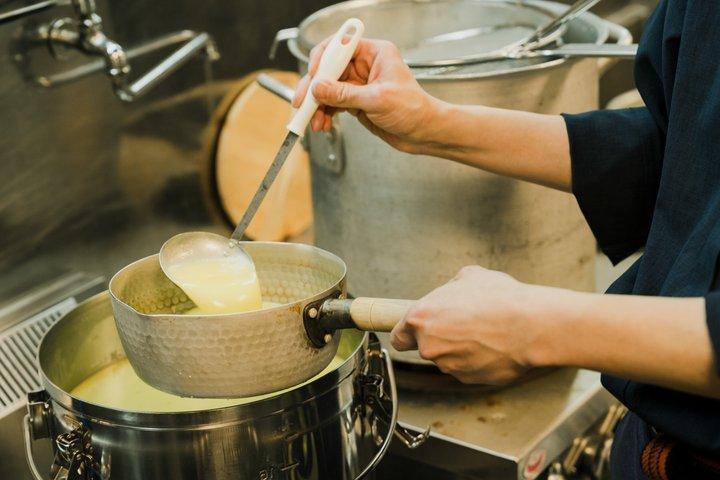 Hænder på Ramen suppe
