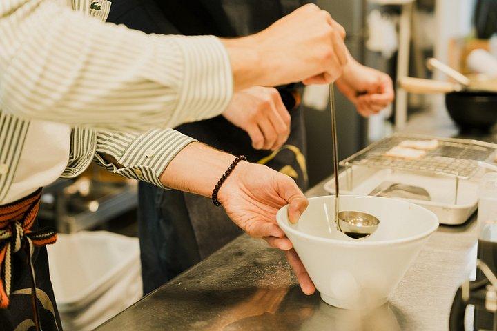 Hænder på Ramen suppe