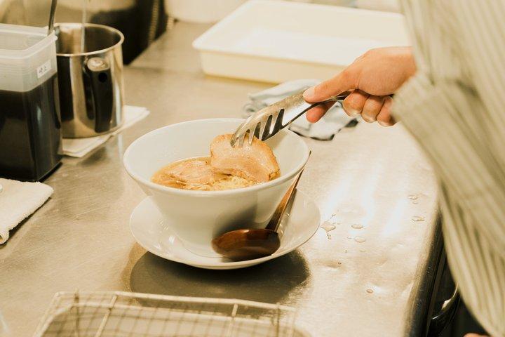 Hænder på Ramen suppe