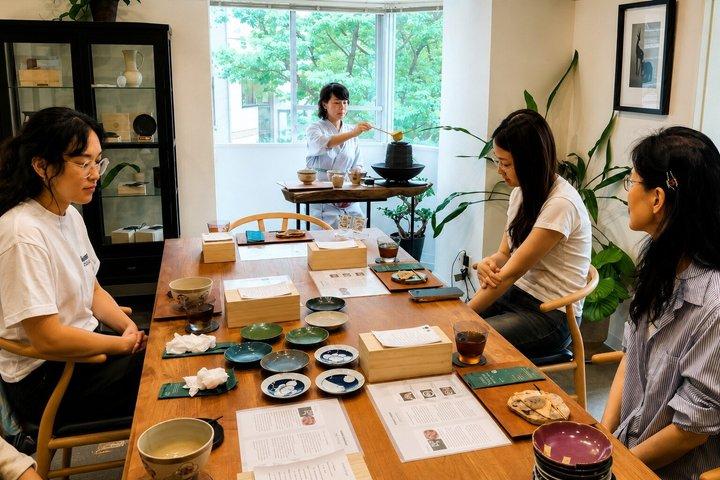 東京で抹茶と日本語酒の試飲を楽しむ金継ぎ