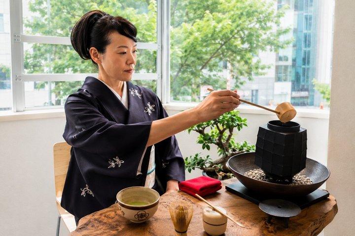 東京で抹茶と日本語酒の試飲を楽しむ金継ぎ