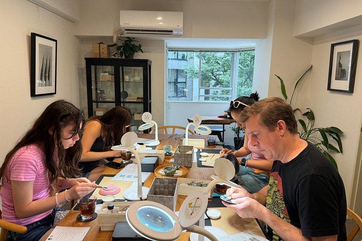 東京で抹茶と日本語酒の試飲を楽しむ金継ぎ