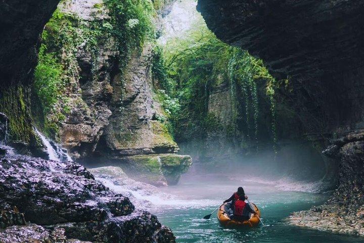 Excursión de un día a la cueva de Prometeo y el cañón del Martvili desde Kutaisi