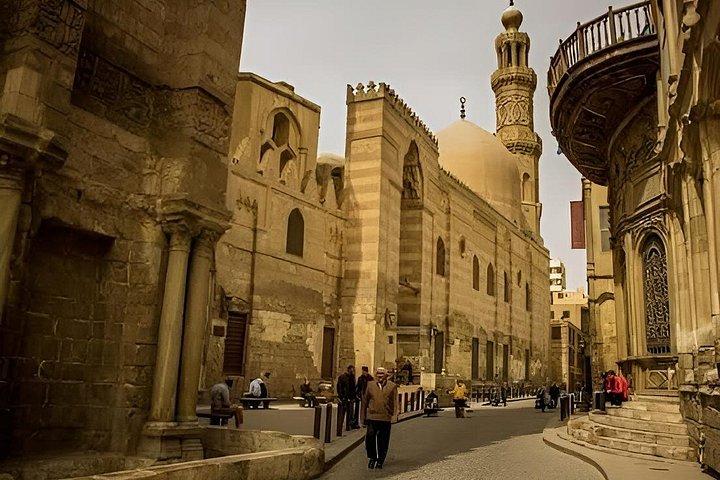 Cairo at night tour with Egyptian traditional Dinner