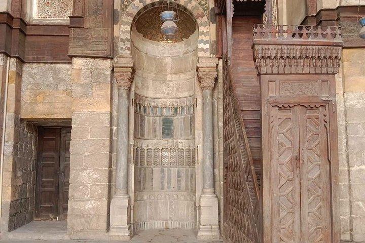 Cairo at night tour with Egyptian traditional Dinner