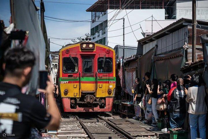 ダムノエン・サドゥアク水上マーケットとメークロン鉄道マーケットツアー