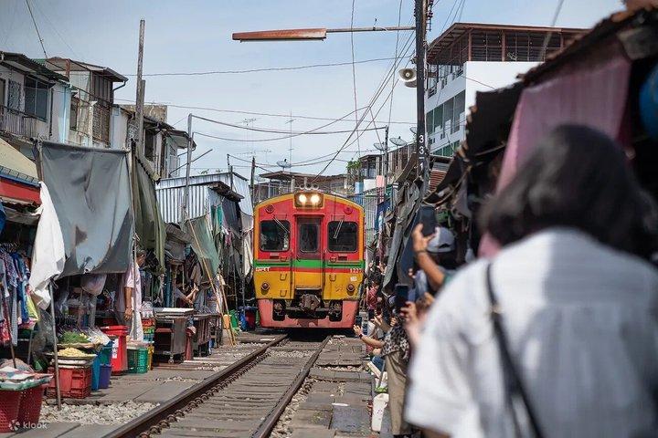 ダムノエン・サドゥアク水上マーケットとメークロン鉄道マーケットツアー