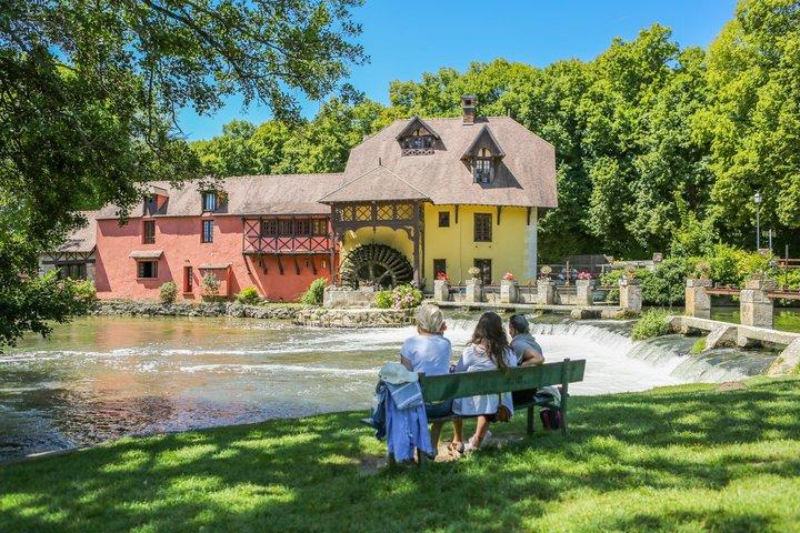 Giverny & Versailles Private Day Tour with Lunch from Paris