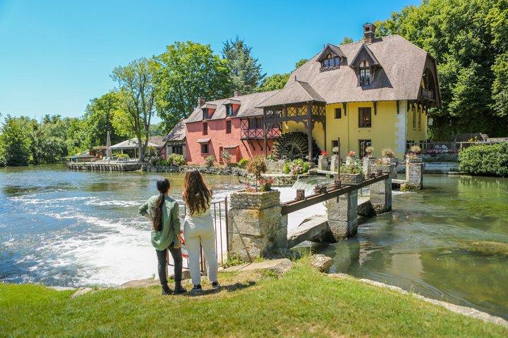 Giverny & Versailles Private Day Tour with Lunch from Paris