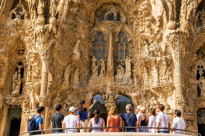 Barcelona: Sagrada Familia Skip-the-Line Guided Tour and Tickets