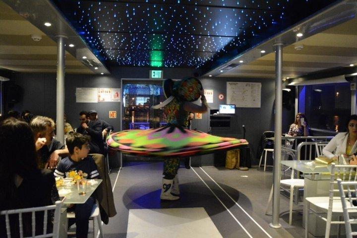 ライブショー＆ビュッフェ付きドバイマリーナラグジュアリーディナークルーズ