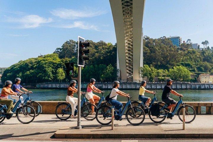 3 Hour Old Town Riverside Bike Tour Guided Experience in Porto