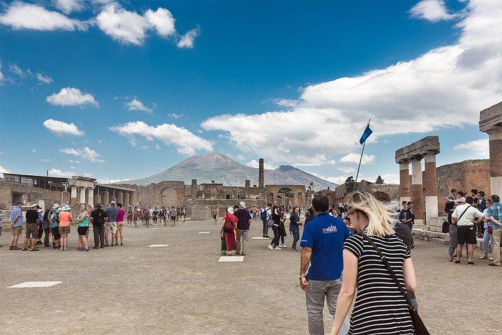 ローマ発ポンペイ、アマルフィ海岸、ポジターノ日帰り旅行