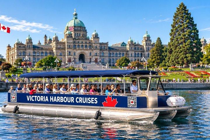 NEW Victoria Harbour 45 minute Boat Tour with Tour Guide