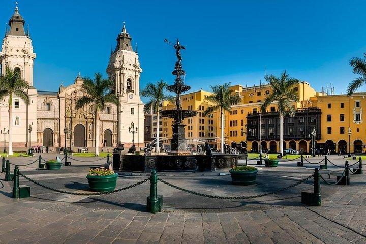 Visita guiada ao centro histórico e às catacumbas com traslado do hotel.